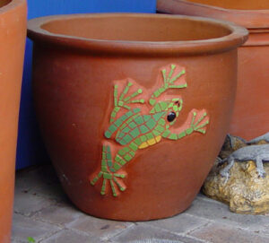 mosaic of a tree frog crawling on the side of a terracotta pot